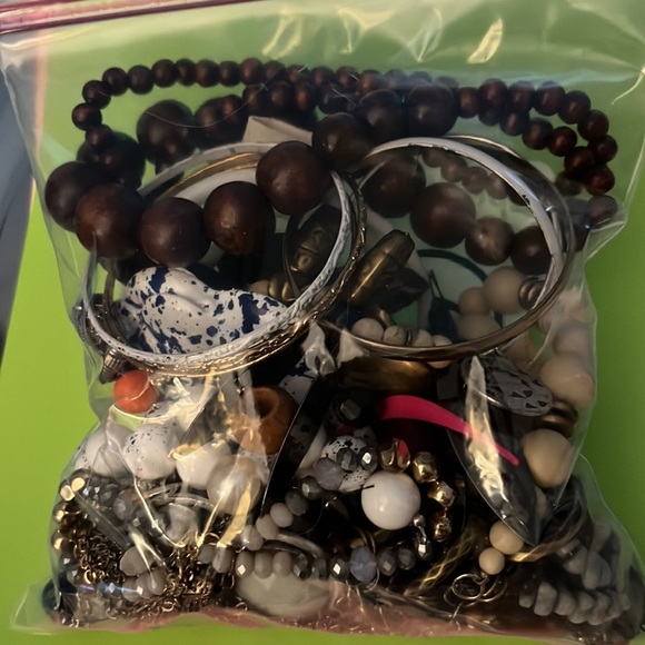 Craft bag of jewelry for repurposing - Picture 2 of 3